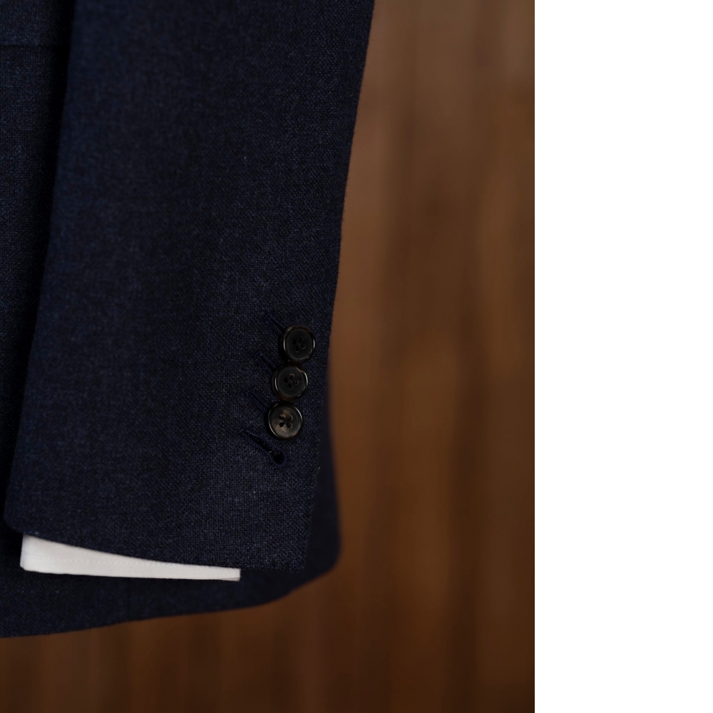 觸感的巔峰 vs. 品味的宣言：Zegna 純羊絨 vs. Drago 藍格紋