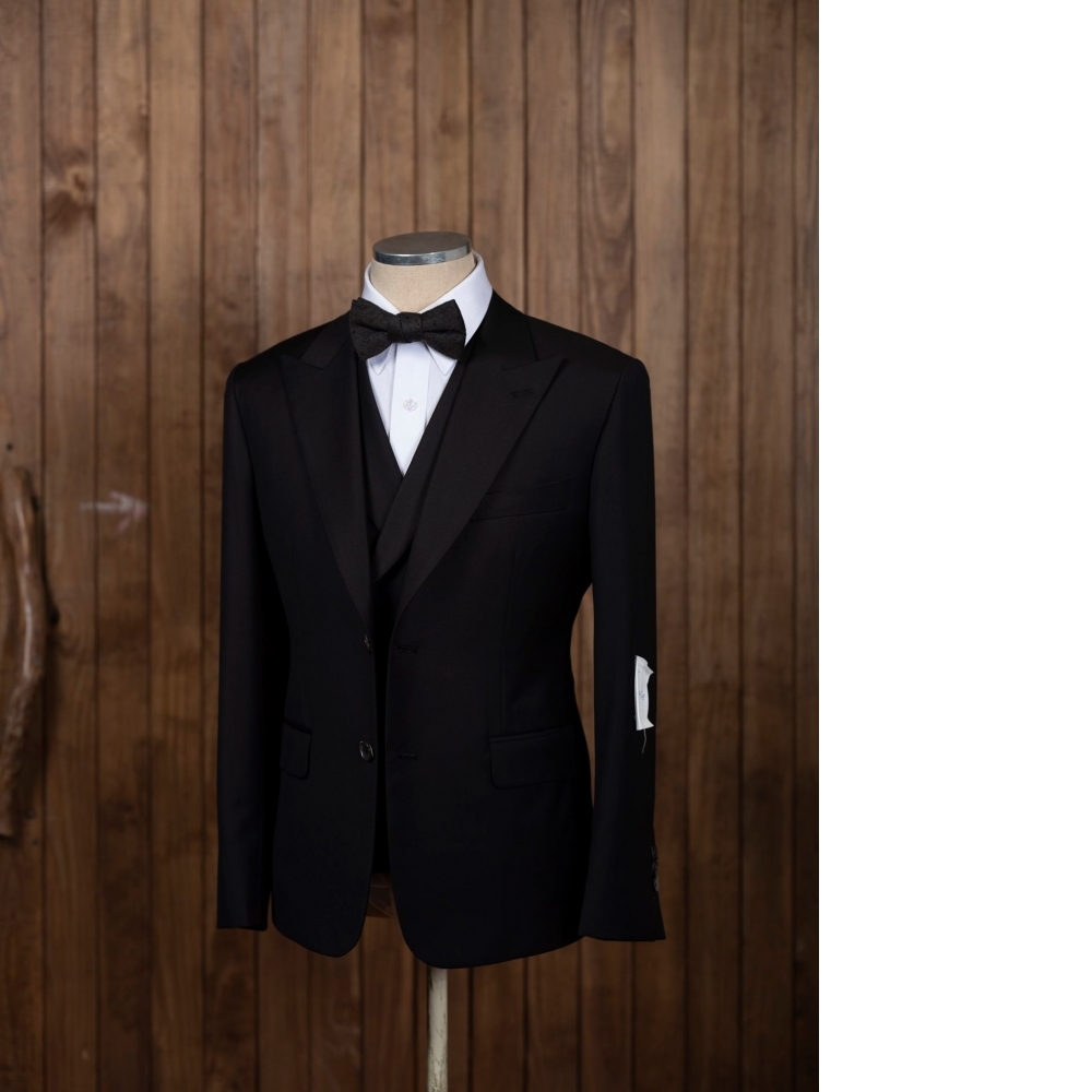 一場婚禮的兩種完美 Zegna:新郎的莊重(黑)與手足的優雅(灰)