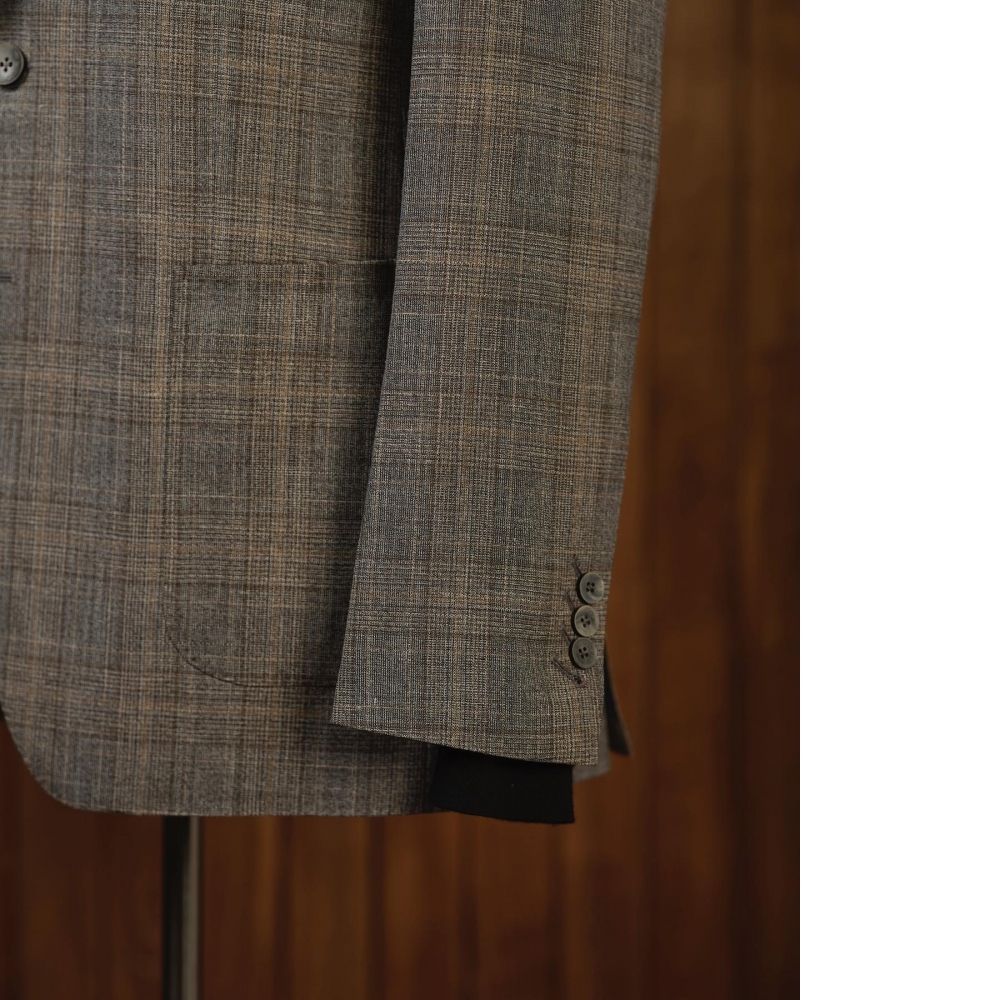 沉穩與溫暖的完美平衡:Loro Piana 灰色底 x 棕色格紋西裝