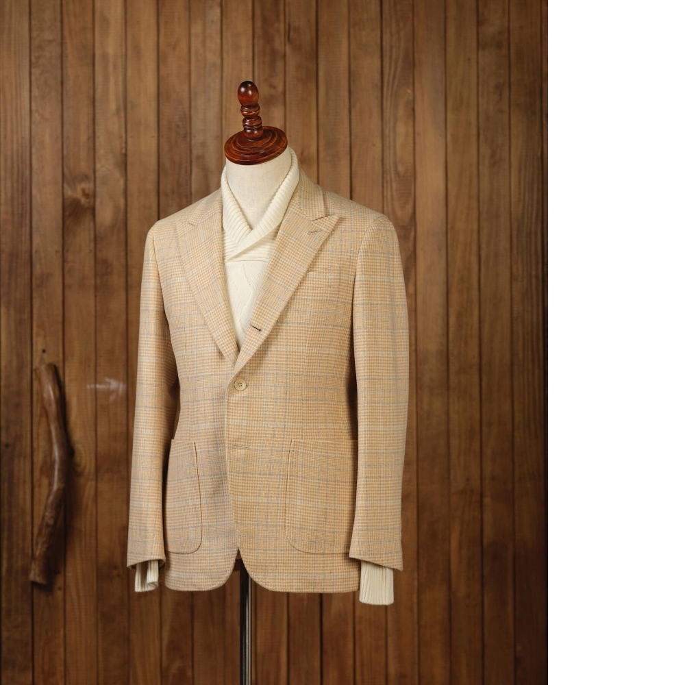 風格的兩種表述：明亮的「鵝黃色藍白西裝」 v.s. 內斂的「粗花呢彩點西裝」