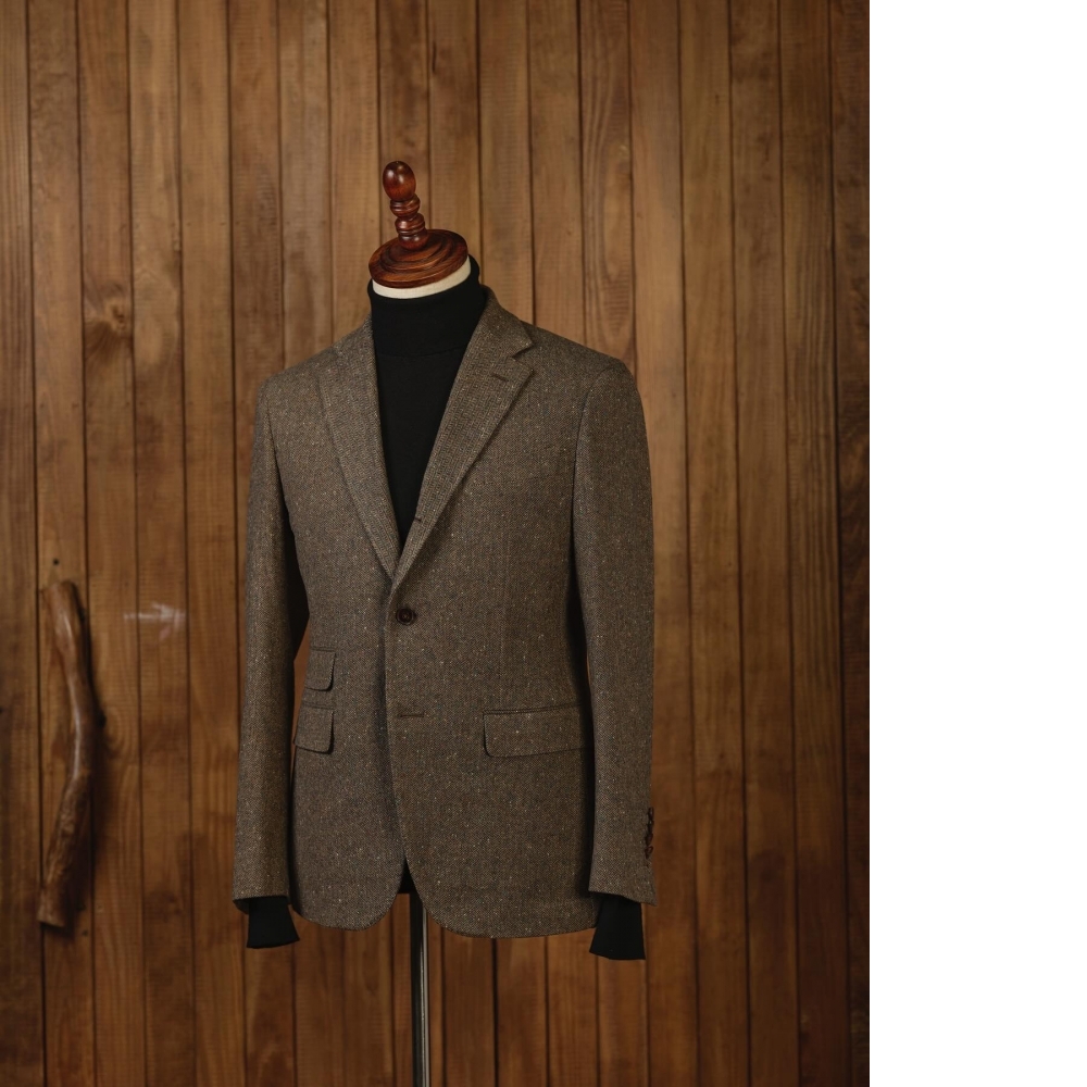 風格的兩種表述：明亮的「鵝黃色藍白西裝」 v.s. 內斂的「粗花呢彩點西裝」