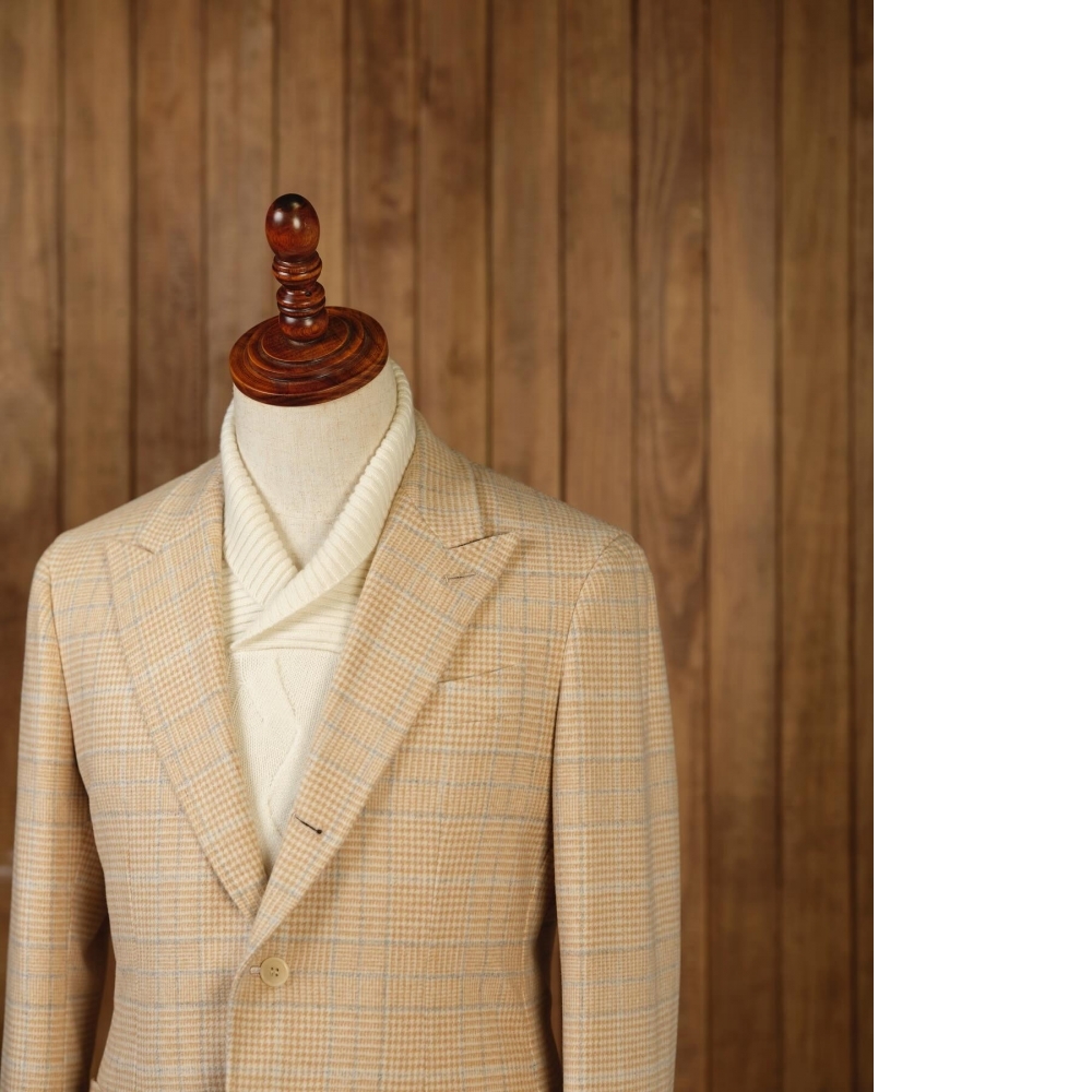 風格的兩種表述：明亮的「鵝黃色藍白西裝」 v.s. 內斂的「粗花呢彩點西裝」