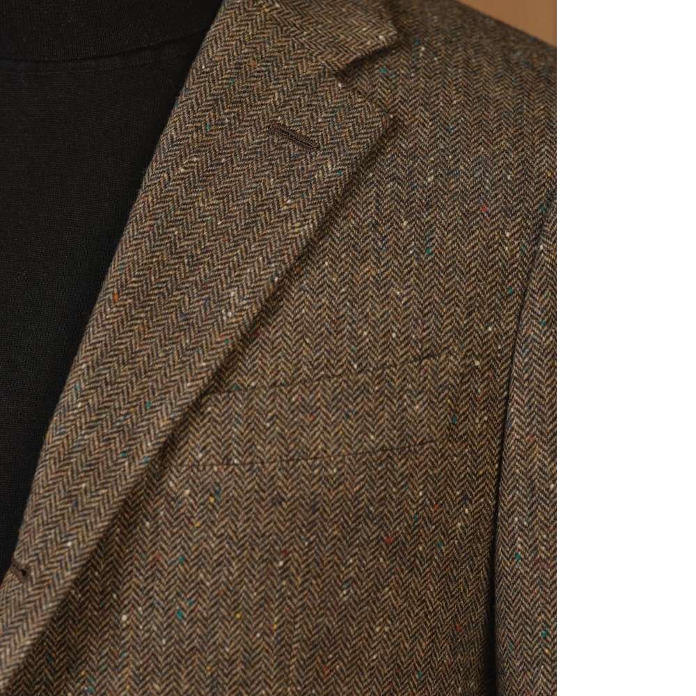 風格的兩種表述：明亮的「鵝黃色藍白西裝」 v.s. 內斂的「粗花呢彩點西裝」