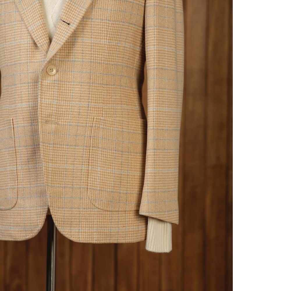 風格的兩種表述：明亮的「鵝黃色藍白西裝」 v.s. 內斂的「粗花呢彩點西裝」