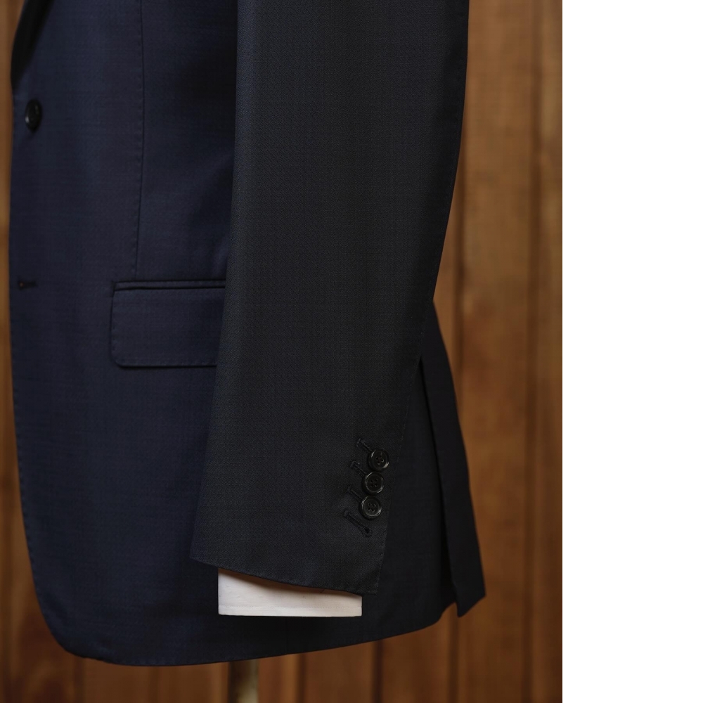 縱橫香港金融圈:Zegna 義式光澤與 H&S 英倫平穩的完美佈局