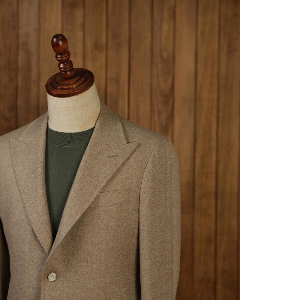 「靜奢」的巔峰：Loro Piana 100% 原色羊絨的頂級獻禮