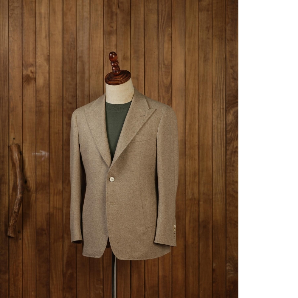 「靜奢」的巔峰:Loro Piana 100% 原色羊絨的頂級獻禮