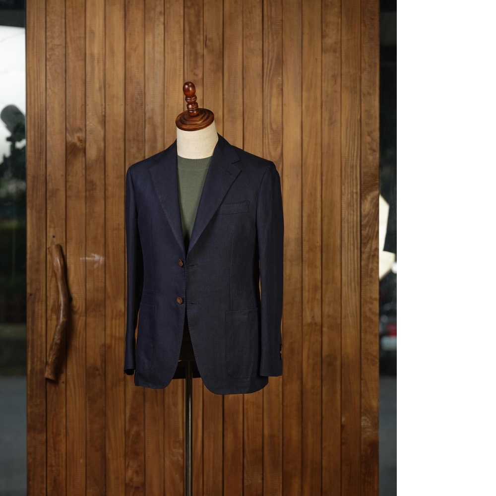 頂級的輕鬆感:Zegna 亞麻蠶絲藍色西裝,捨棄僵硬、回歸專業的「無結構」美學