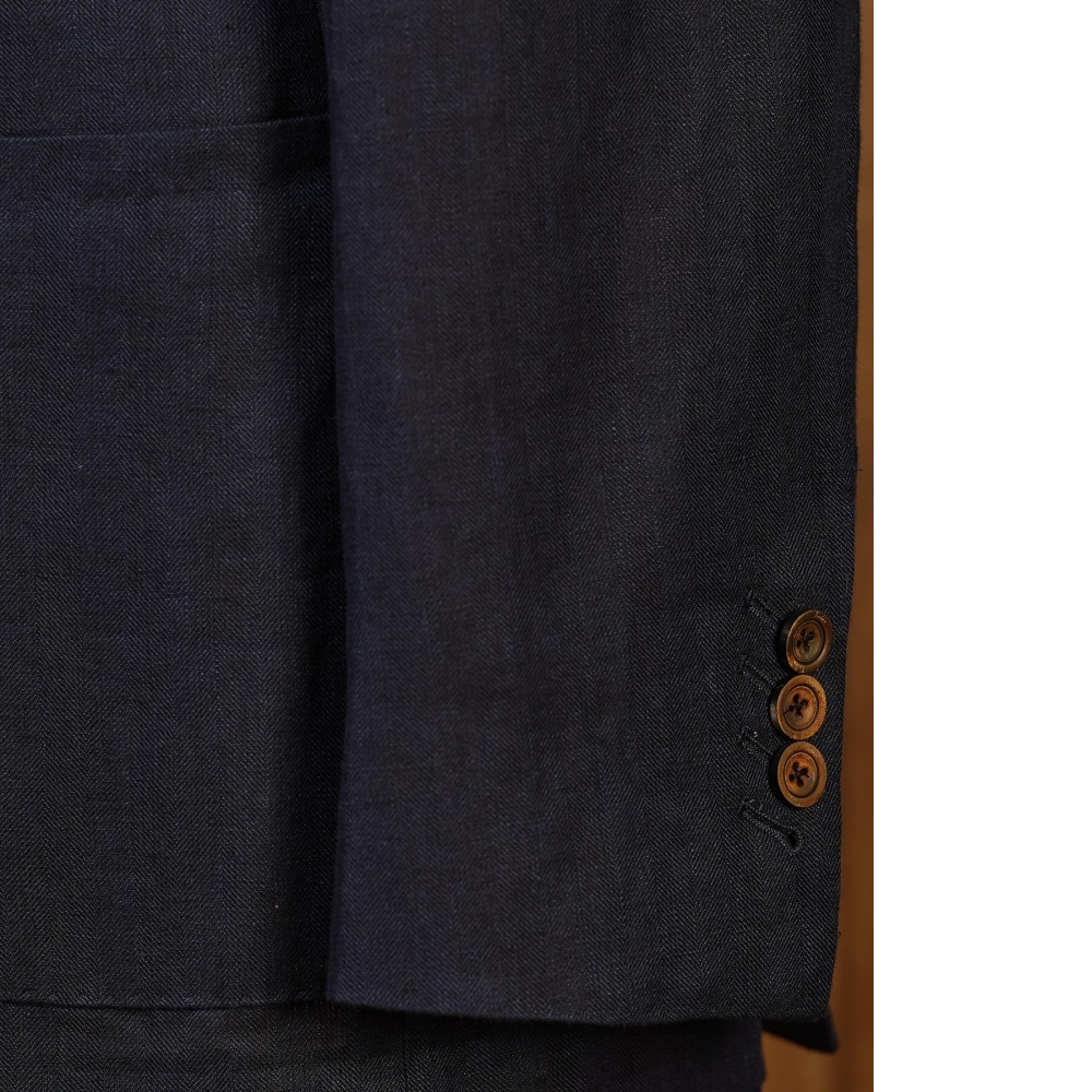 頂級的輕鬆感:Zegna 亞麻蠶絲藍色西裝,捨棄僵硬、回歸專業的「無結構」美學