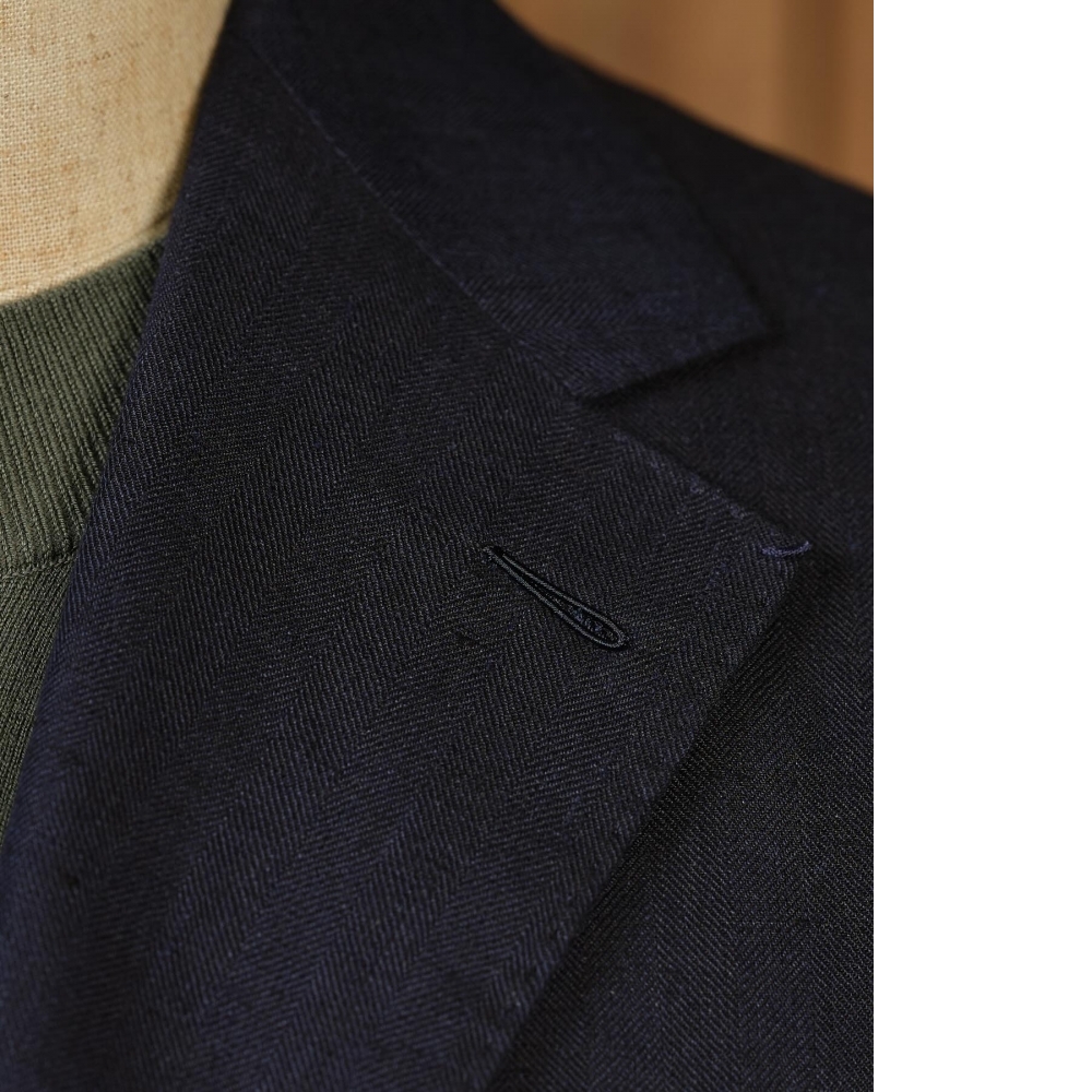 頂級的輕鬆感:Zegna 亞麻蠶絲藍色西裝,捨棄僵硬、回歸專業的「無結構」美學