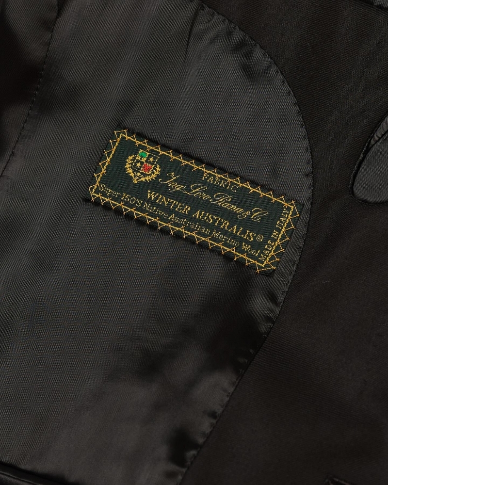 越是黑色，越見真章：Loro Piana 150's 黑色西裝