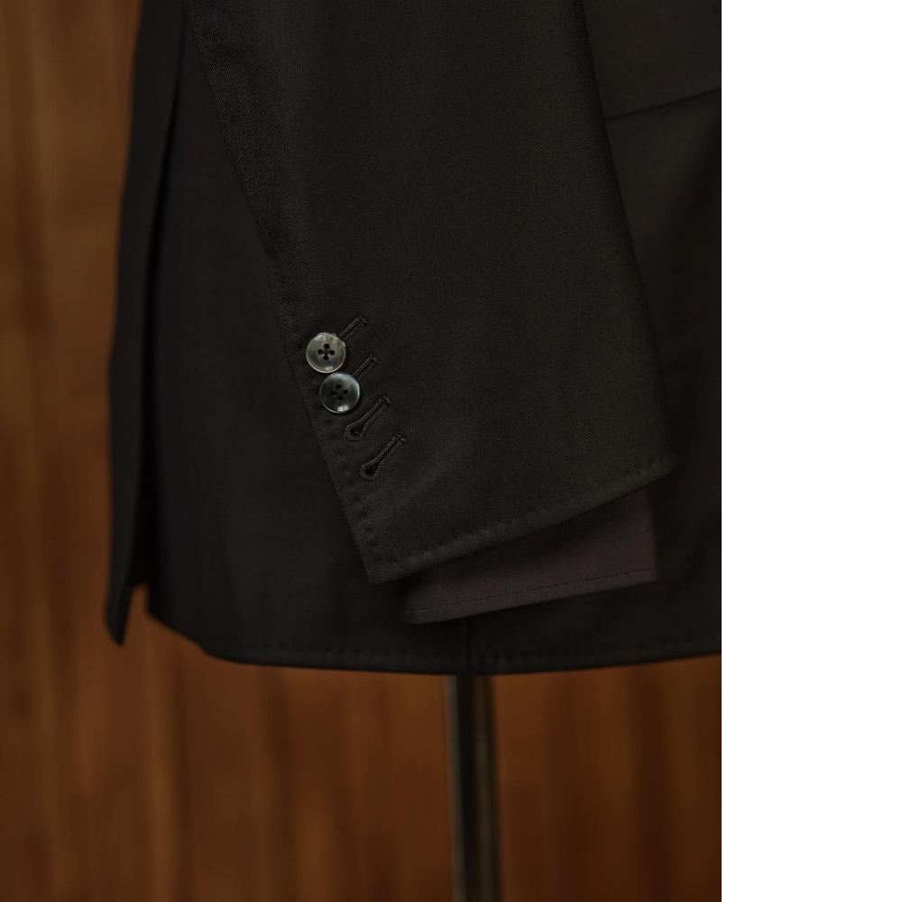 越是黑色，越見真章：Loro Piana 150's 黑色西裝