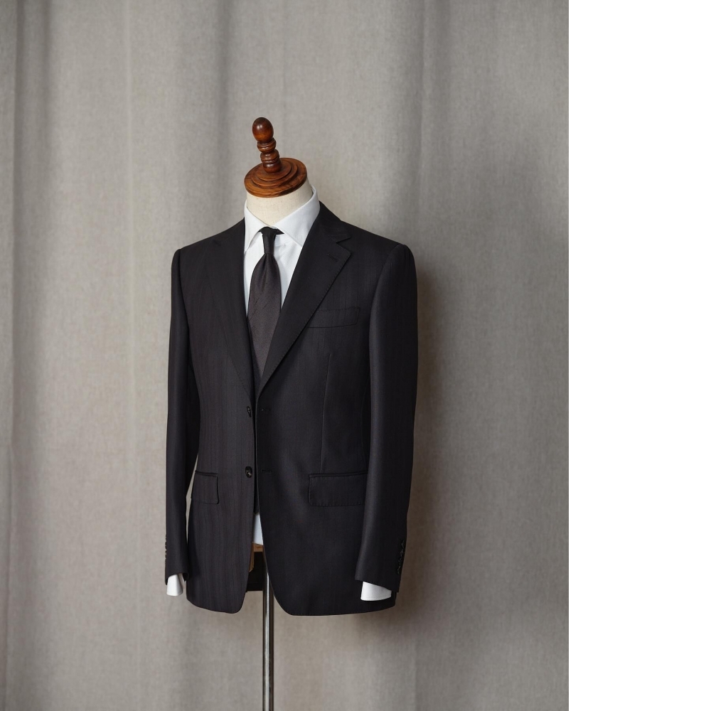 藏於細節的奢華：Scabal 頂級條紋西裝的低調宣言