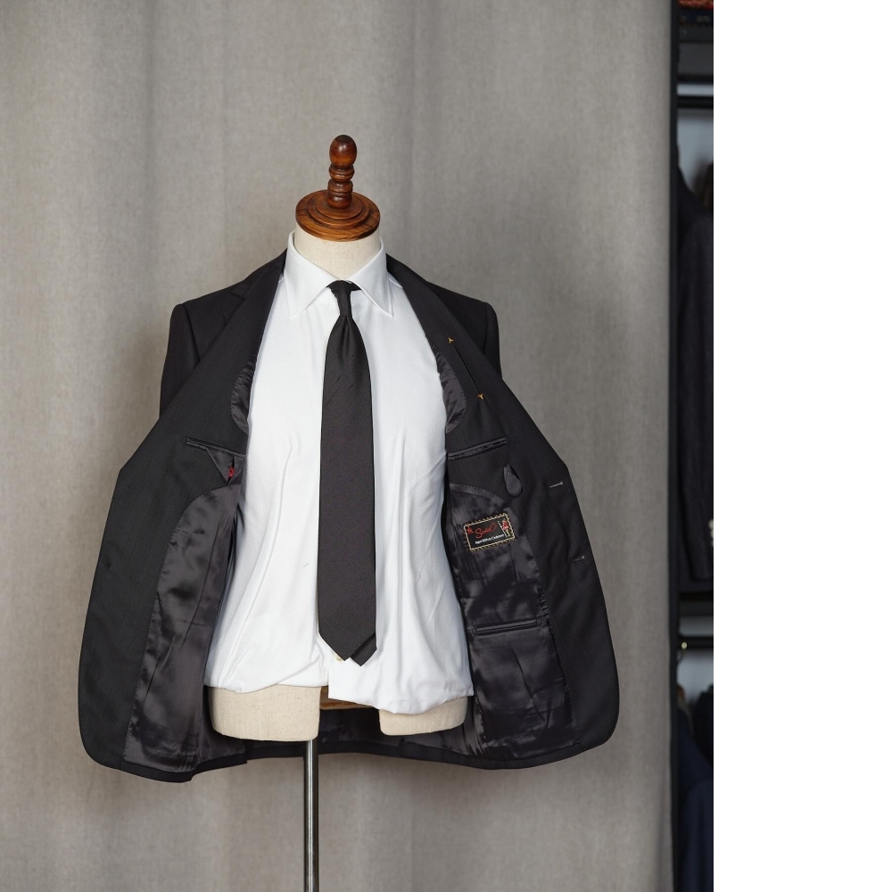 藏於細節的奢華：Scabal 頂級條紋西裝的低調宣言