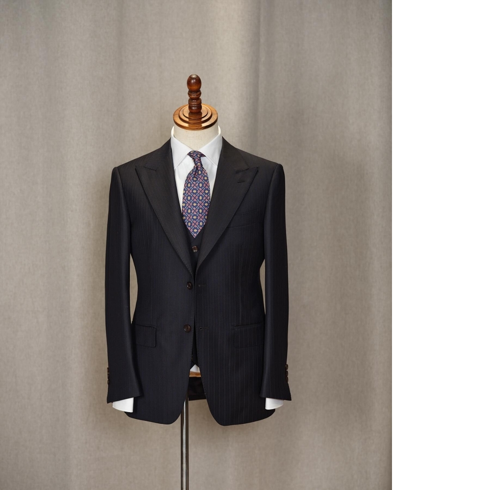 權力與莊重的巔峰：Scabal 條紋三件式西裝