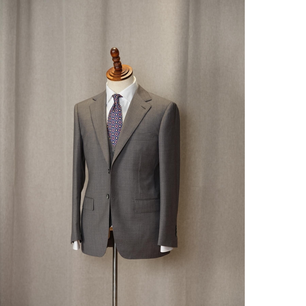清新與結構的完美融合:Holland & Sherry 淺灰色西裝訂製