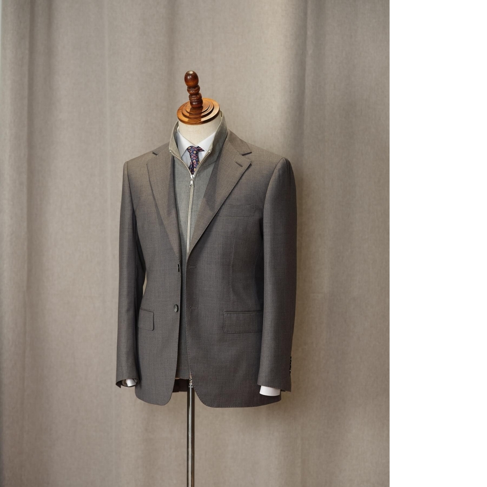 清新與結構的完美融合:Holland & Sherry 淺灰色西裝訂製