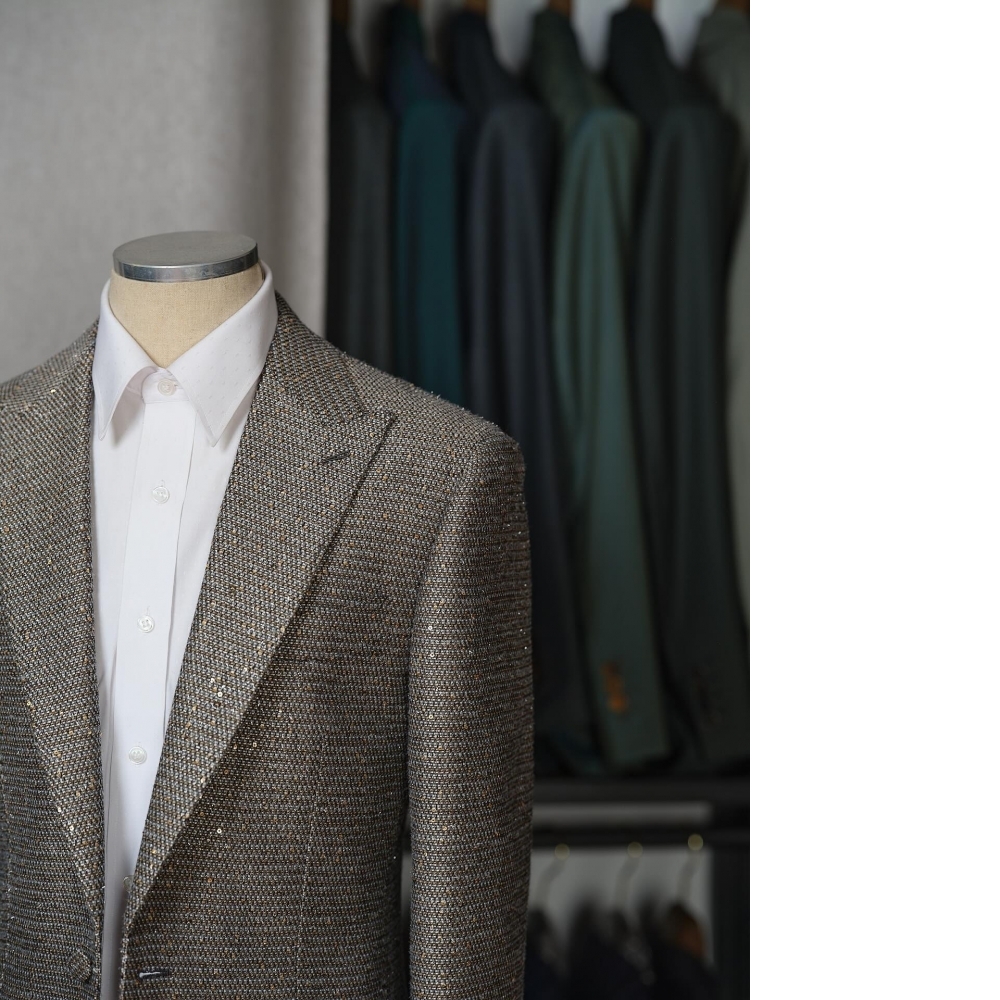 匹配您用心安排的婚禮:我們用心製作的「金色系禮服」,打造新郎的完美焦點
