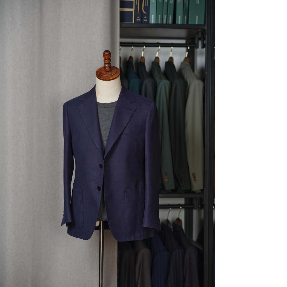 專業人士的穿搭新解:Loro Piana Mare 藍色西裝,為法務精英打造的「無結構」體面