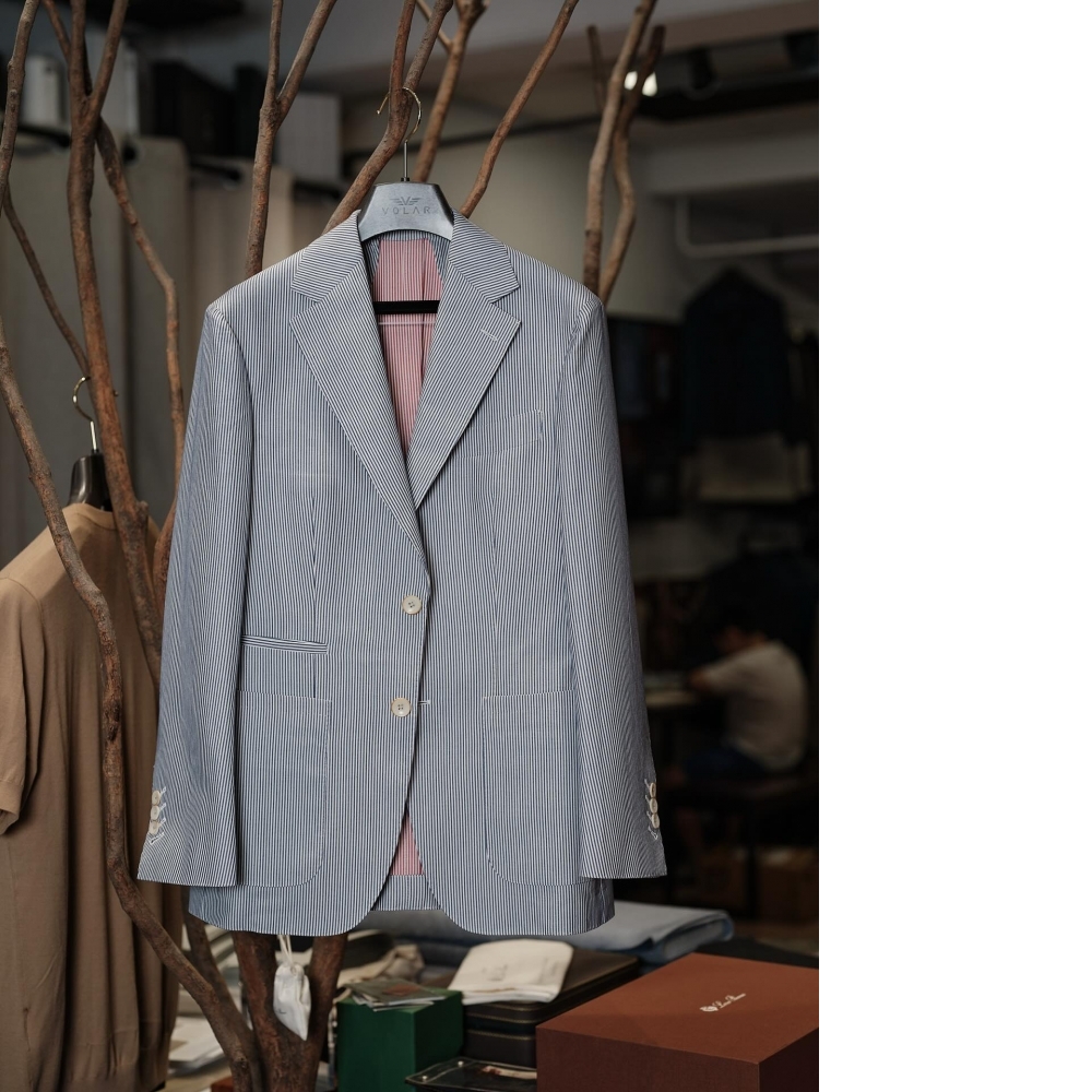 品味的跨界之選：當 Zegna 遇上她，條紋泡泡紗演繹的完美夏日套裝