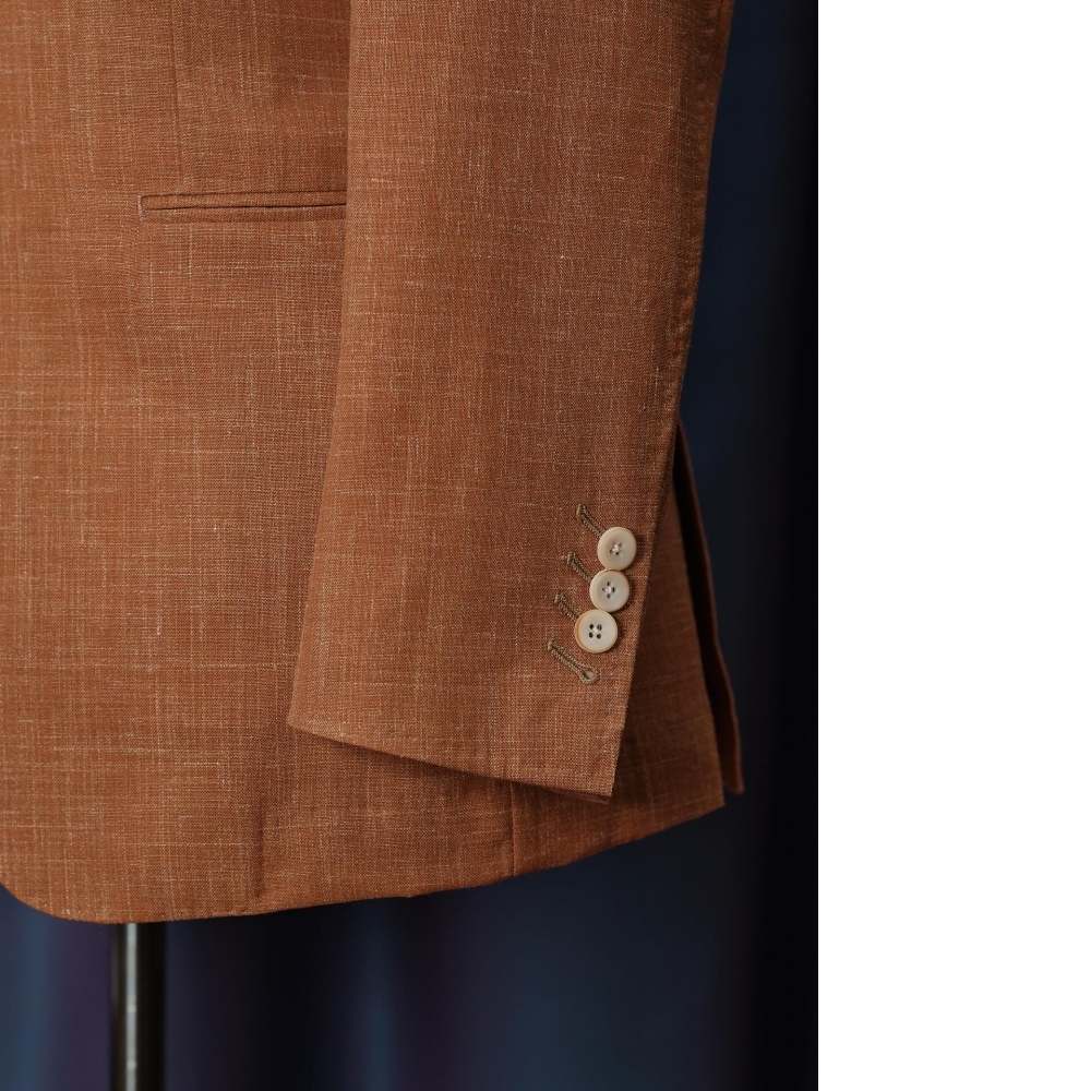 打破色彩疆界 Loro Piana  Summertime  橘色西裝，體面與品味的自信展現