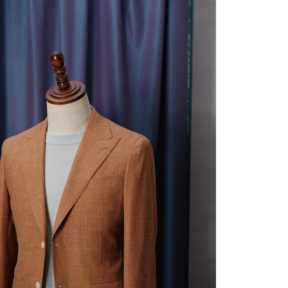 打破色彩疆界 Loro Piana  Summertime  橘色西裝，體面與品味的自信展現