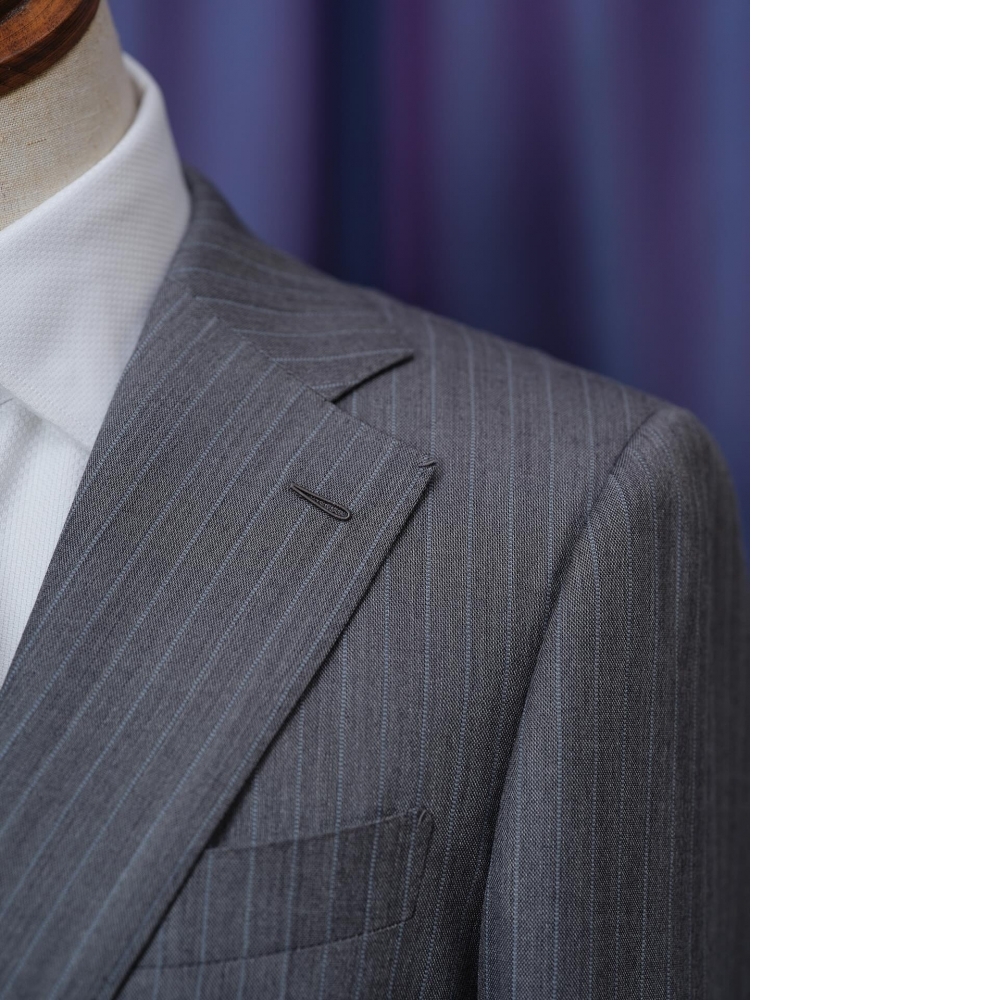 權力與璀璨的終極結合:Scabal 鑽石粉末條紋三件式