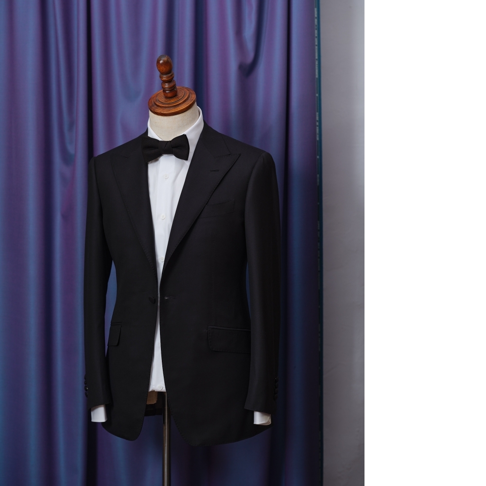 Holland & Sherry Masterpiece180s 禮服 與「Gold Finish」的微妙光澤