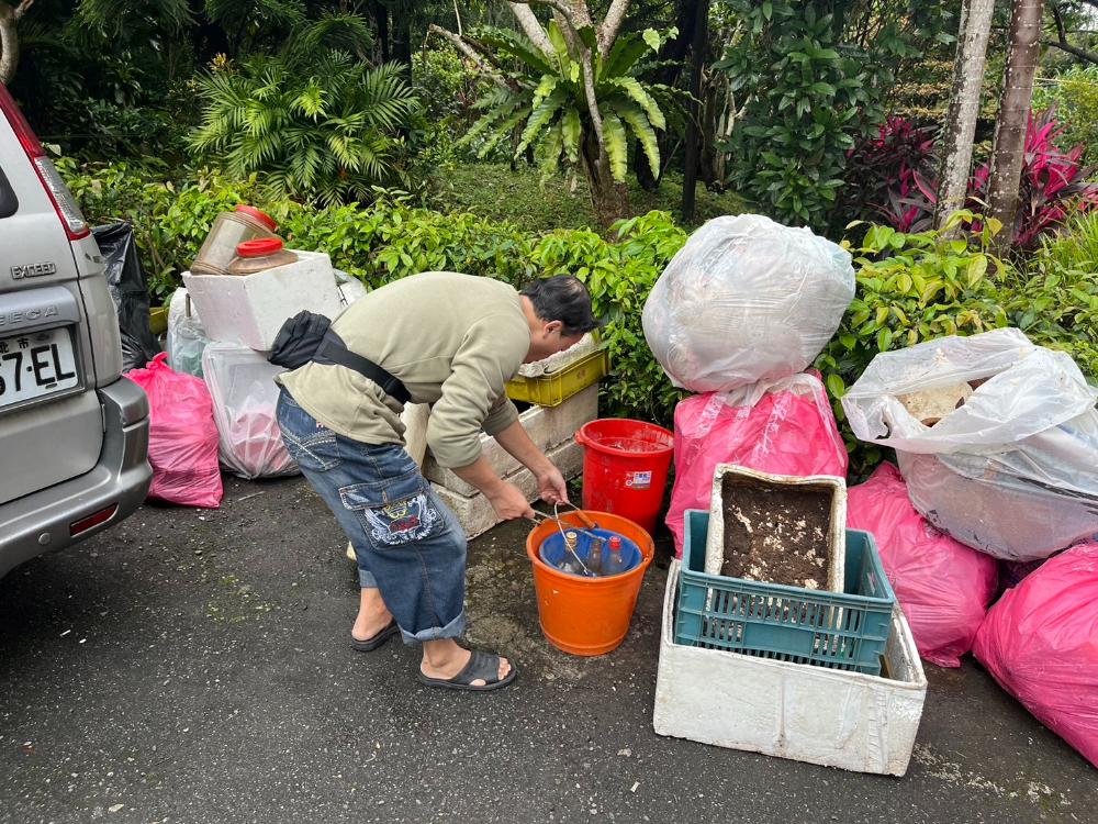環境清潔,社區庭園美化,洗地毯,地毯清洗,消毒,大樓清潔,鼎全清潔,大樓保養,大掃除,清洗水塔,清潔打掃,鼎全清潔公司,清洗,清潔,保養,社區清潔,廚房,打掃,樓梯保養,清潔用品買賣,沙發,辦公室清潔