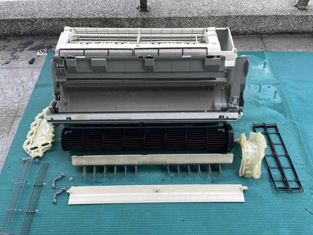 兩台大金分離式冷氣拆洗