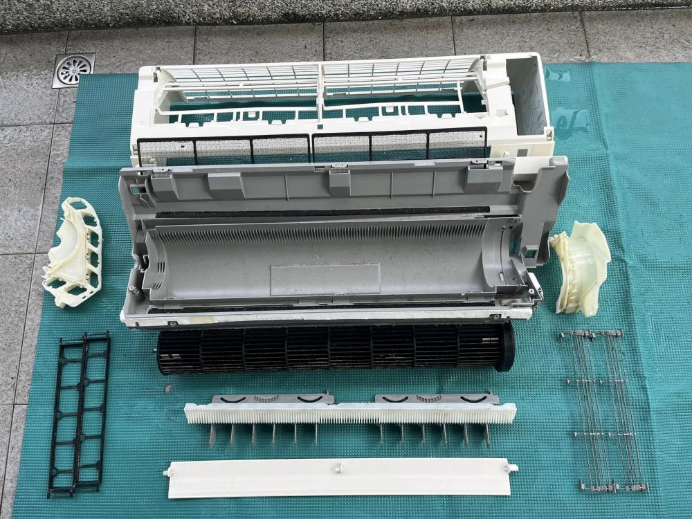 兩台大金分離式冷氣拆洗