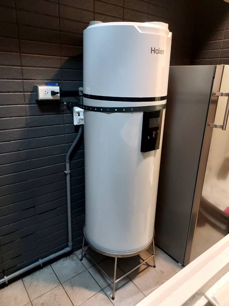 M8壁掛式R290熱泵熱水器110L（落地架安裝）-左營