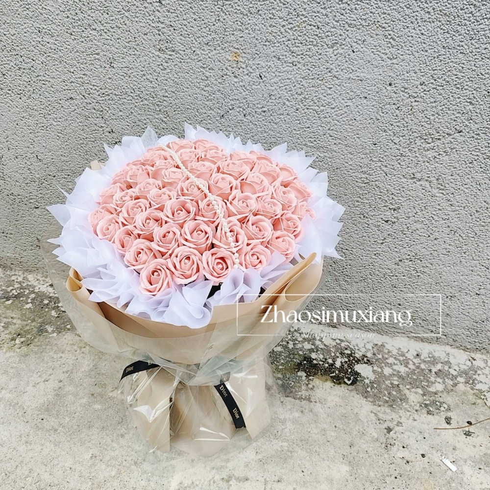 噴錢心型花束